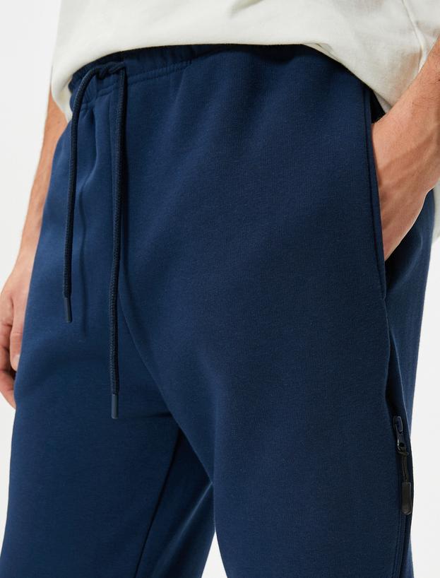   Pantaloni jogger cu șnur în talie, cu buzunare și detaliu fermoar lateral