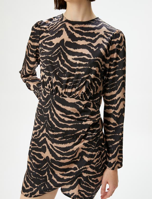   Rochie mini din satin cu mâneci lungi și imprimeu leopard.