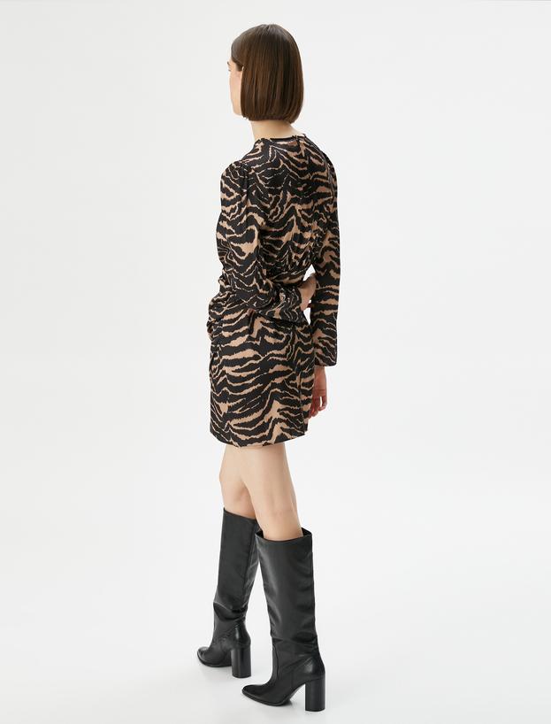   Rochie mini din satin cu mâneci lungi și imprimeu leopard.