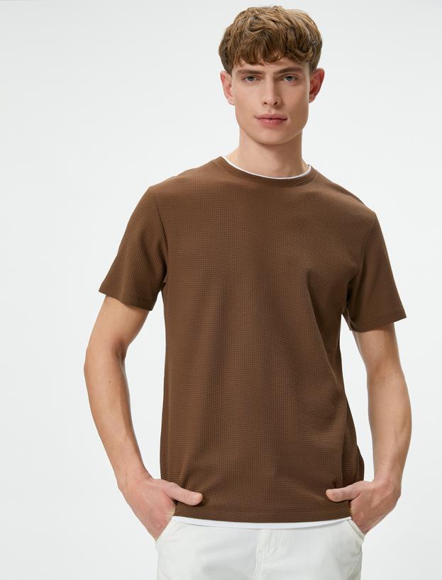   Tricou basic cu detaliu din material texturat, cu decolteu rotund, slim fit