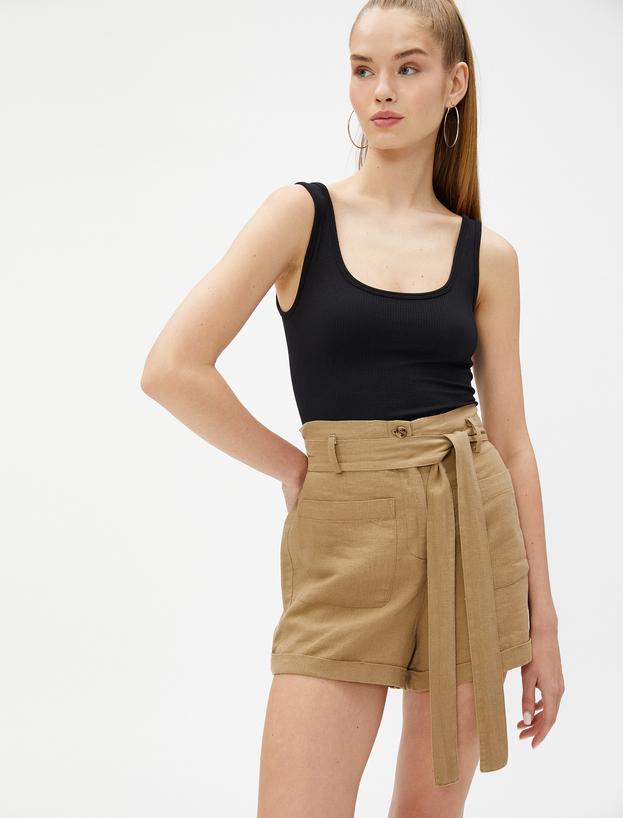   Pantaloni scurți cu talie înaltă, din amestec de in, cu curea și buzunare